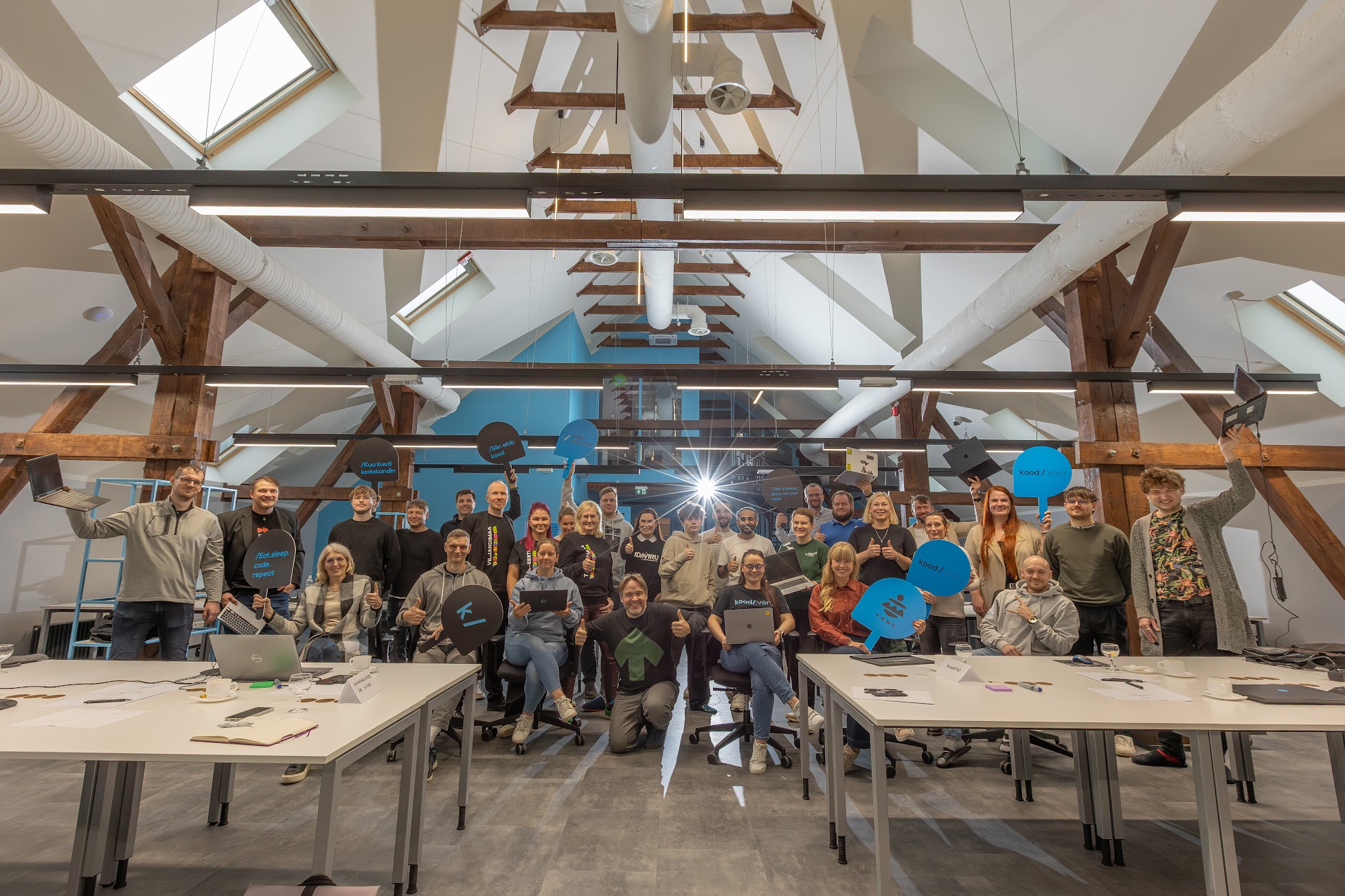 Ajaloolises pangamajas asuvas koodikoolis otsis mitukümmend osalejat lahendusi kuuele erisugusele väljakutsele. Foto: AIGAR NAGEL